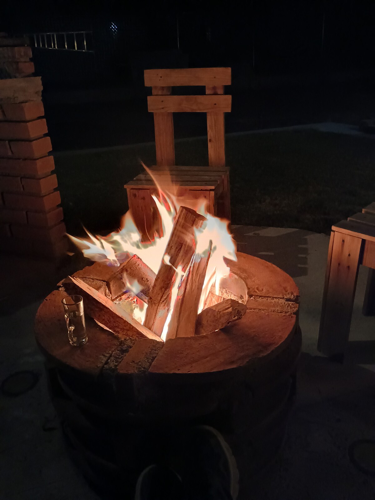 Fogata encendida al anochecer en el área de descanso
